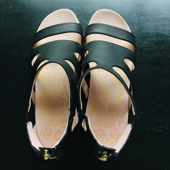 SOLD!! 8.5 New Mooties Tooties gladiator sandals - Picture 2 of 4